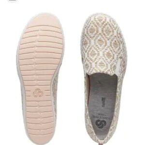 Clark’s women’s Step Glow Slip Natural size 6.5